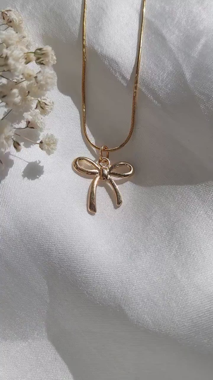 Goldene Schleifen Kette – Minimalistische Bow Necklace aus Edelstahl vergoldet – Coquette Schmuck – Feminine Halskette – Geschenk für Frauen