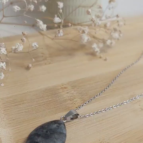 Larvikit Kette Wassertropfen – Schutzstein Halskette, Naturstein Schmuck, Heilstein Geschenk für Sie, Lederband, Edelstahlkette, Stainless