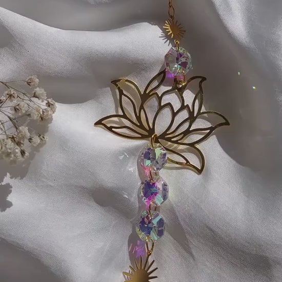 Lotus Suncatcher Gold oder Silber – Kristall Lichtfänger mit Regenbogen Effekt – Spirituelle Fenster Deko, Sonnenfänger für positive Energie