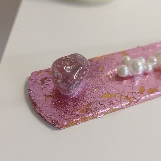 Handgemachter Räucherstäbchenhalter Rosa mit Rosenquarz, Selenit & Perlen – Boho Glam Deko, spirituelles Geschenk, Meditation Zubehör