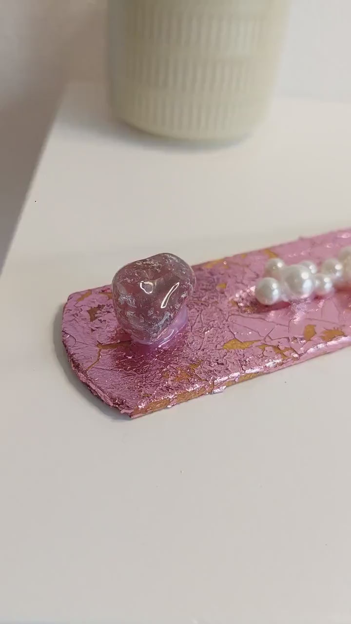 Handgemachter Räucherstäbchenhalter Rosa mit Rosenquarz, Selenit & Perlen – Boho Glam Deko, spirituelles Geschenk, Meditation Zubehör