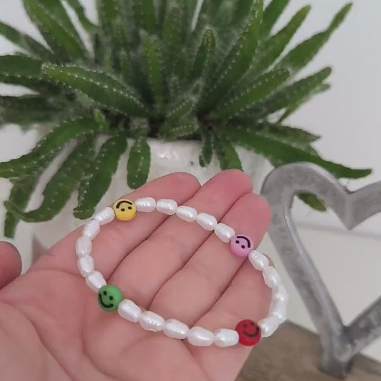 Smiley Perlenarmband – verspielter Sommerlook | Gelbe oder bunte Smileys & weiße Perlen | Freundschaftsarmband, Gute-Laune Schmuck