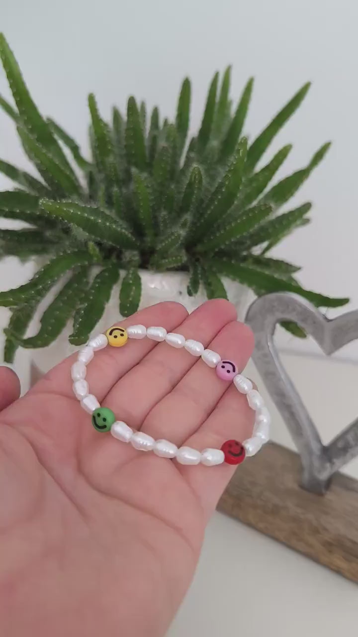 Smiley Perlenarmband – verspielter Sommerlook | Gelbe oder bunte Smileys & weiße Perlen | Freundschaftsarmband, Gute-Laune Schmuck
