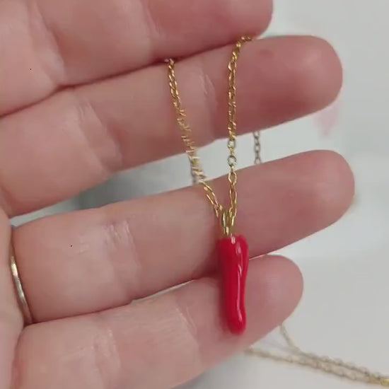 Vergoldete Edelstahlkette mit rotem Chili Anhänger | Trendige Halskette | Edelstahl Schmuck | Geschenk für Sie | Handmade Jewelry