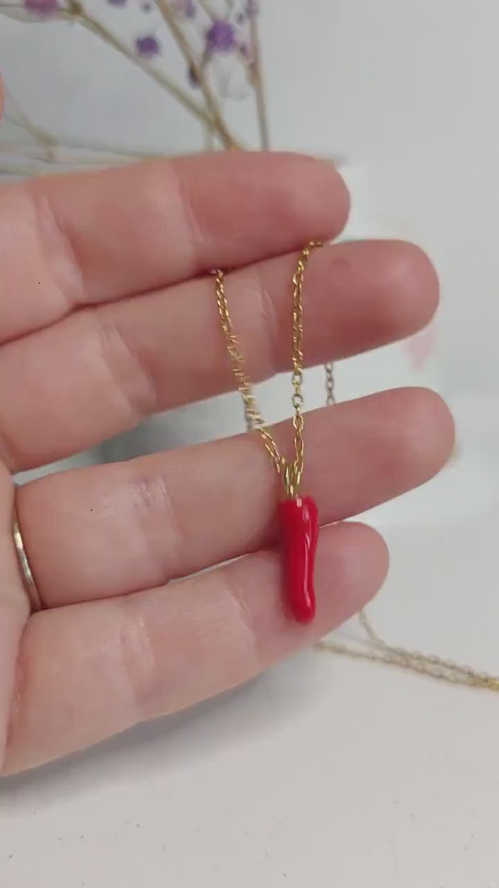 Vergoldete Edelstahlkette mit rotem Chili Anhänger | Trendige Halskette | Edelstahl Schmuck | Geschenk für Sie | Handmade Jewelry