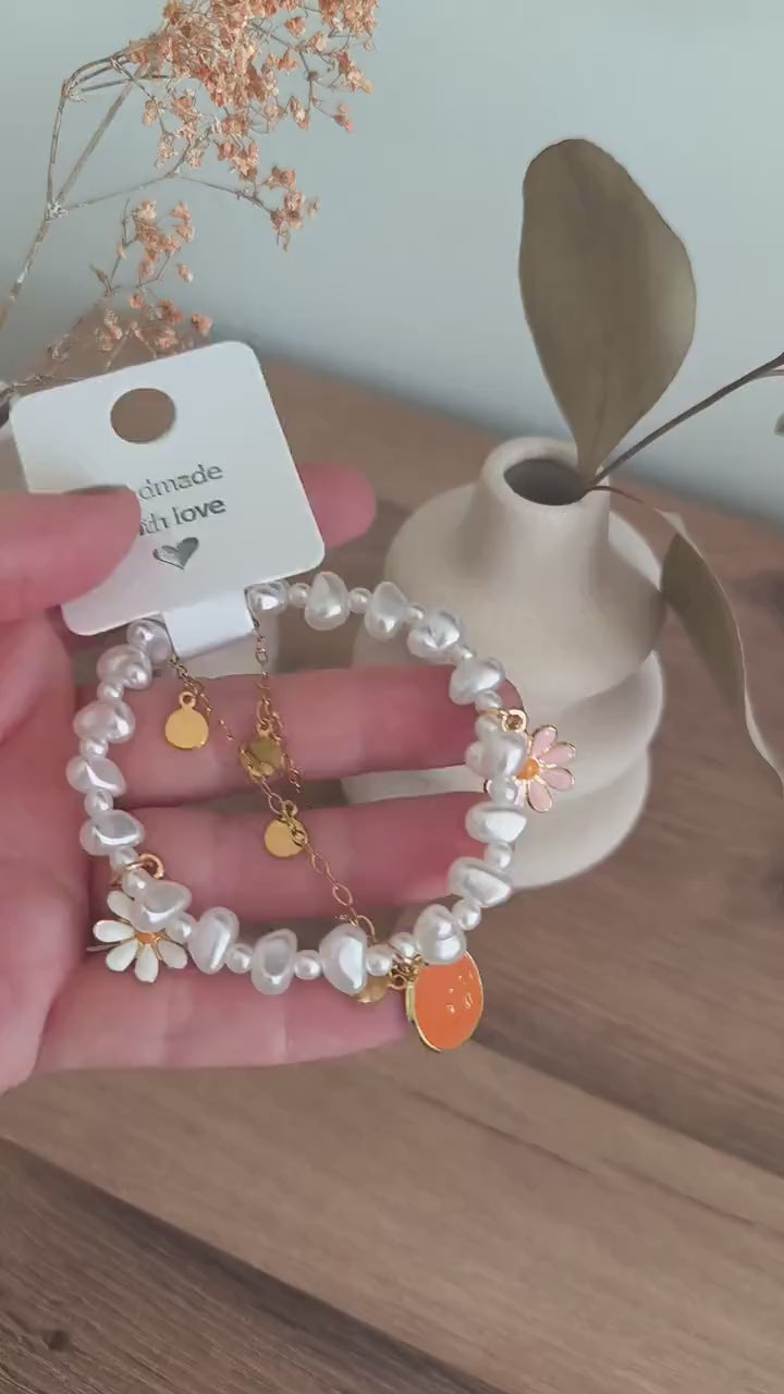 Perlenarmband Boho Set | Sommer Armband Orange und Blumen | 2-teilig | Gummiband & vergoldetes Edelsteinarmband | Geschenkidee