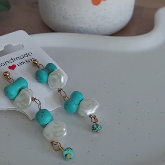 Goldene Türkis Ohrringe | Edelstahl vergoldet | Steckerohrringe mit Perlen | echter Türkis | Boho Schmuck | Muschelperlen Handmade Geschenk