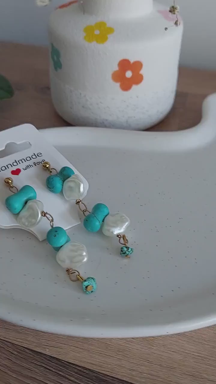 Goldene Türkis Ohrringe | Edelstahl vergoldet | Steckerohrringe mit Perlen | echter Türkis | Boho Schmuck | Muschelperlen Handmade Geschenk