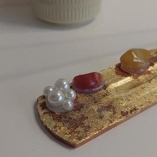 Handgemachter Räucherstäbchenhalter mit Muscheln,Perlen & Chakra Edelsteinen – Boho Deko, Meditation, Yoga Zubehör, spirituelles Geschenk